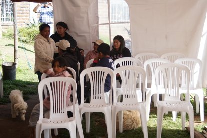 La madre de la bebé fallecida es consolada por sus parientes que llegaron a acompañarla.