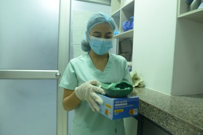 La doctora muestra los utensilios médicos que utilizó para atender a la madre y a su bebé.