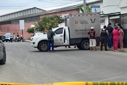 El cuerpo quedó dentro de la clínica y unos trabajadores quisieron reanimarlo, pero fue en vano.