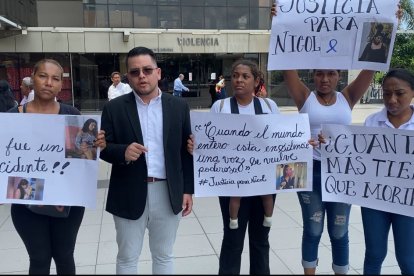 Familiaresy amigos de Nicol han realizado varios plantones exigiendo justicia.
