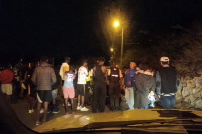 Los uniformados y familiares llegaron para detener las agresiones.