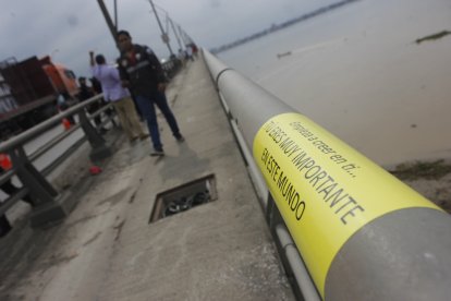 Los adhesivos con mensajes tienen como objetivo hacer desistir de sus intenciones a personas que pretenden suicidarse.