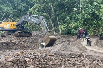 Con maquinarias de varias dependencias realizan los trabajos.