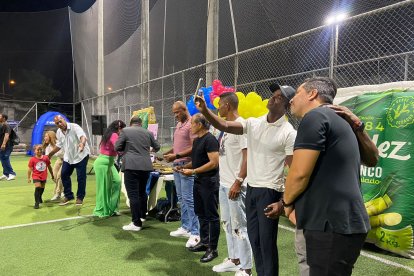 Frickson George y una selfie con sus amigos de cancha.