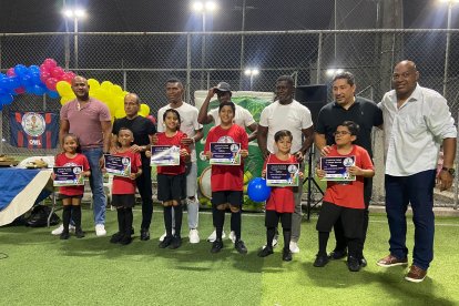 Los ex jugadores fueron invitados por Eduardo Tanque Hurtado a premiar a los chicos de su escuela de fútbol.