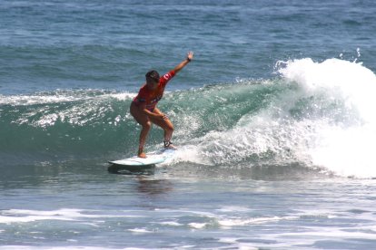 La surfista sobre las olas