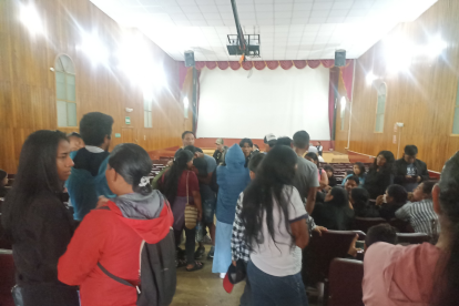 La familia de las víctimas del accidente aéreo esperó todo el sábado para tener los cuerpos de sus familiares, pero el mal clima lo impidió.