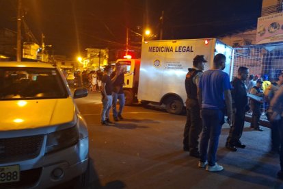 Agentes policiales acudieron al sector a retirar el cadáver y a colaborar en la clausura del sitio.