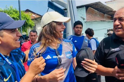Débora Delgado junto a su padre José Delgado fuera del Capwell.