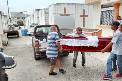 Los parientes llevaron en silencio a sus seres queridos que fueron tiroteados en Petrillo.