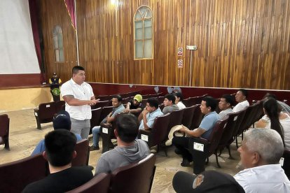 Familiares de las víctimas reunidos en El Dorado, a la espera de noticias sobre los fallecidos.