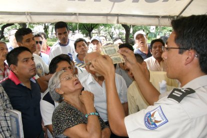 La policía capacita a los habitantes de Esmeraldas sobre la detección de dinero trucho