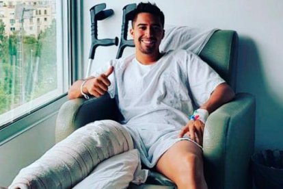 Christian Noboa sufre dolencia por la operación en su pierna.