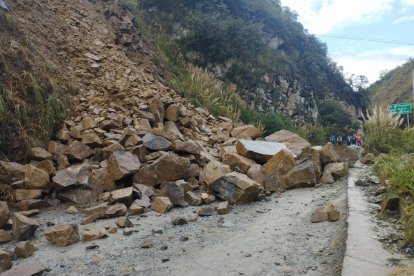 Grandes rocas impidieron el paso por esta carretera que comunica Azuay con el Oriente.