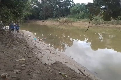 Habitantes del sector ayudaron con la extracción del cuerpo.