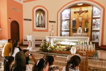 Ante el altar de Narcisita de Jesús, miles de creyentes hacen sus oraciones, cada semana.