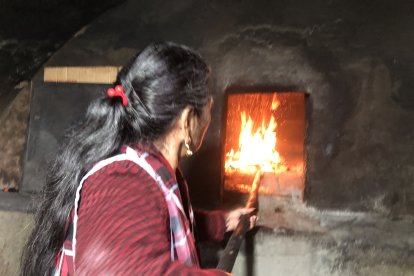 Para que queden sabrosas, las coloca en horno de leña.