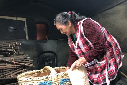 La mujer ahora amasa la mitad de lo que hacía en su juventud.