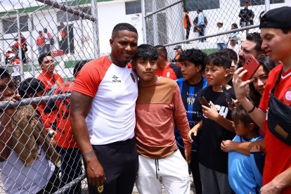 Toño Valencia recibió el cariño de los hinchas que llegaron al estadio de Cumbayá.