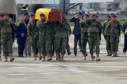 Una calle de honor con militares se formó en Cotopaxi por el traslado de tres de los militares fallecidos en siniestro aéreo.