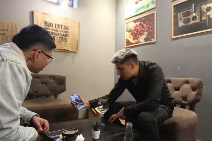 Los muchachos viendo los últimos detalles del tema.