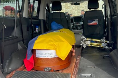 Los féretros de tres uniformados fallecidos fueron llevados a Latacunga.