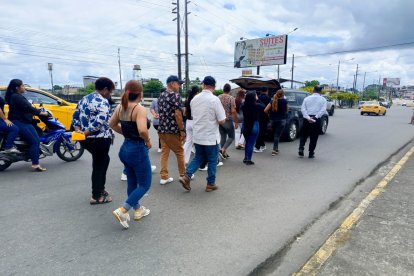 Pocas personas acompañaron a Landy Párraga durante el cortejo fúnebre.