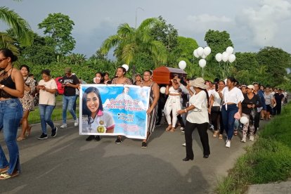 Con globos blancos en señal de paz sus allegados enviaron mensajes a la ciudadanía.