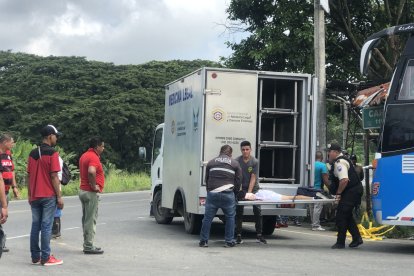 Agentes levantaron el cuerpo de la víctima Juan Carlos Álava Saca.