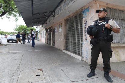 La señora compraba en esta tienda cuando recibió el disparo en la cabeza.