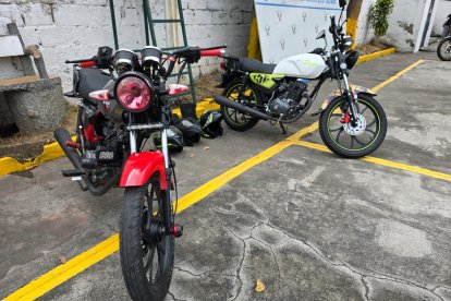 En estas motocicletas se movilizaban los ahora detenidos.
