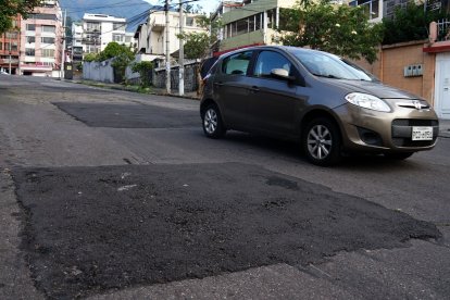 En algunos tramos de la calle Santa Rosa, en Miraflores, se pueden ver espacios que ya han sido parchados.