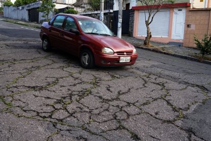 En otros tramos, a lo largo de la calle Santa Rosa, del sector Miraflores, son evidentes las grietas.