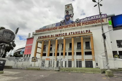 El estadio Atahualpa luce descuidado y no ha podido ser modernizado.