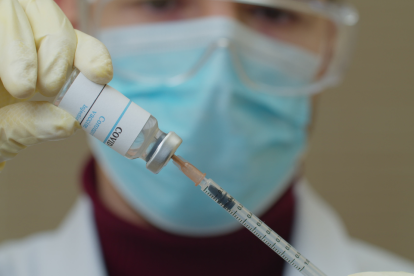 Las vacunas contra el covid se produjeron relativamente rápido durante la pandemia.