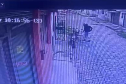 Momento en el que el delincuente llega a la casa a dejar el objeto robado.