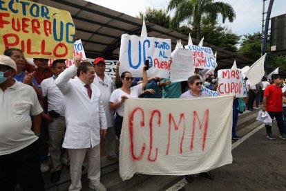 Miembros de la Facultad de Ciencias Médicas de la Universidad de Guayaquil marcharon exigiendo cupos en este centro de estudios.