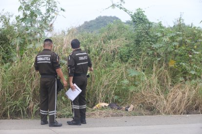 Personal de Criminalística llegó a realizar el levantamiento del cadáver.