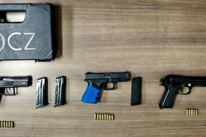 Las armas decomisadas en las redadas.