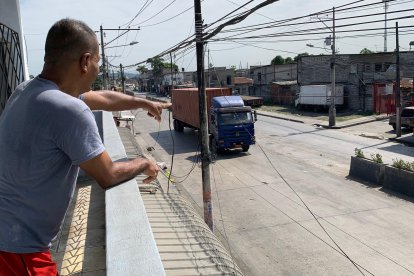 Los vehículos pesados circulan y pitan hasta de madrugada.
