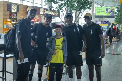 Aldas junto a los jugadores de Barcelona que le firmaron su camiseta.