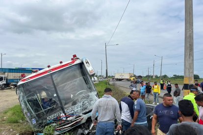El accidente ocurrió en el paso lateral de Babahoyo y ambos vehículos fueron a parar a la cuneta.