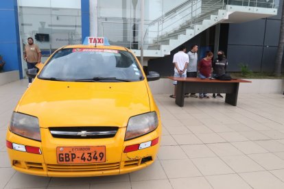 Un taxi era usado por los 'pillos'.