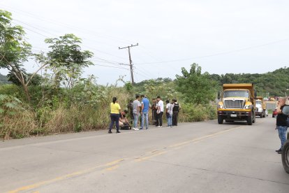 El cuerpo fue hallado a un lado de la vía.