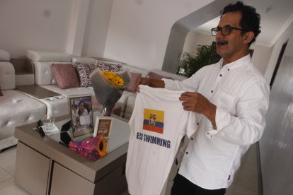 Julio Sacoto muestra una camiseta de Valeria cuando fue parte del equipo de waterpolo.