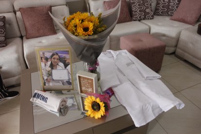 Un pequeño altar estaba en la sala.