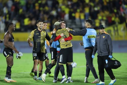 Toda la alegría de Barcelona en los 99 años, Gabriel Cortez es abrazado por Damián Díaz, que el 1 de mayo estaba de cumpleaños.