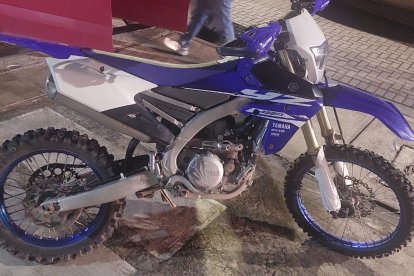 Al hijo de Junior Roldán también le incautaron una motocicleta de color azul.
