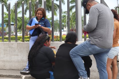 Familiares del joven de 20 años llegaron a la morgue.