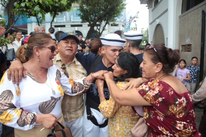 Las familias se despedían al momento en el que les permitieron.